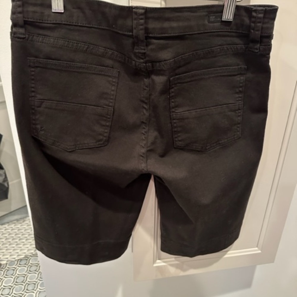 Natalie Bermuda short from Kut in size 8. - Picture 2 of 3